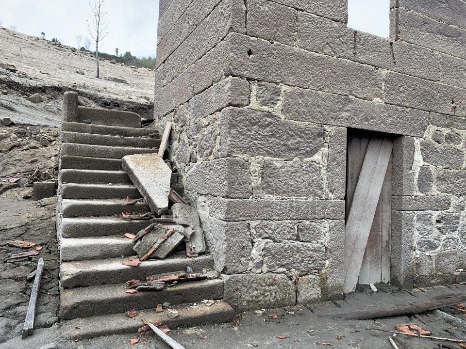 Aceredo, estado actual de conservacion de las paredes y escaleras de una casa de piedra