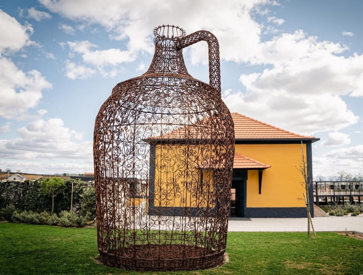 Pavillon du Vin, escultura en hierro de Joana Vasconcelos visitable estos dias en los terrenos que la Bodega Quanta Terra de Favaios, Alijo