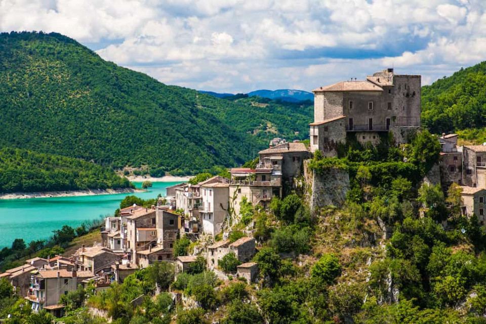 Camino  de San Benedetto en  Castel di Tora ( Lazio)
