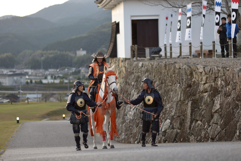 El visitante es recibido por una tropa de samuráis en Ozu (Ehime)