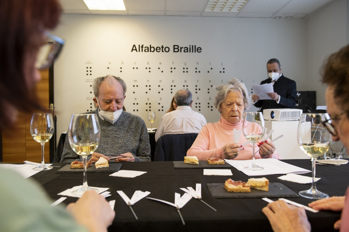 Varios de las personas participantes en la actividad El perfume del vino