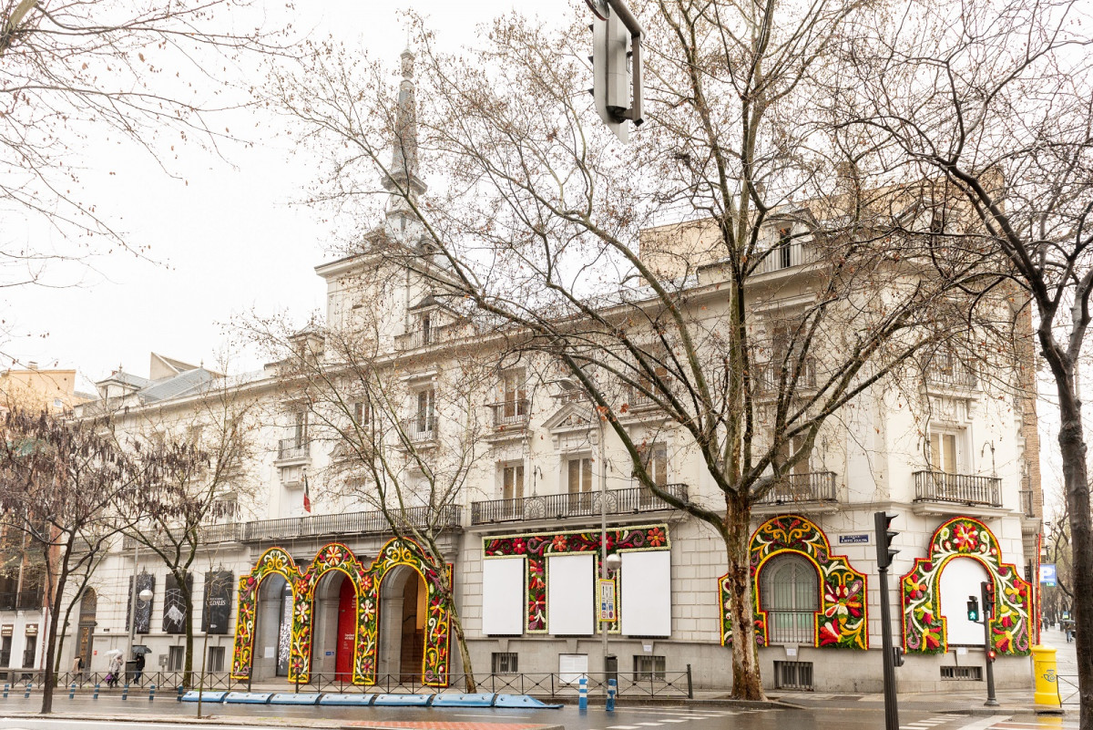 Fachada decorada con el Umbral de la Primavera