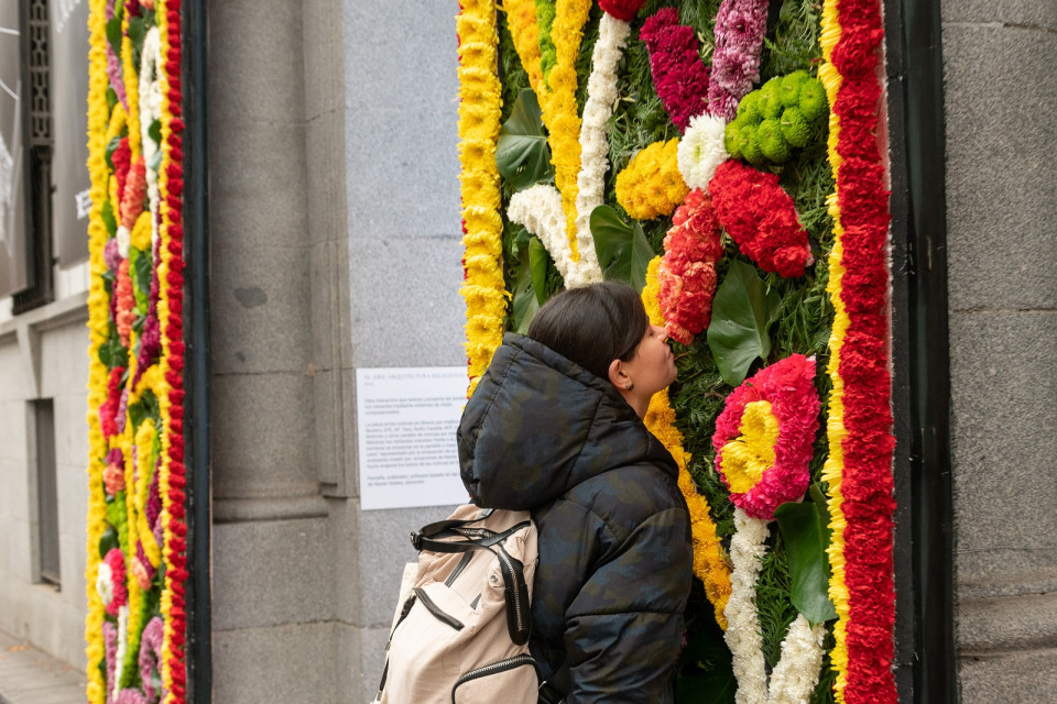 Flores frescas en la fachada de Casa de México