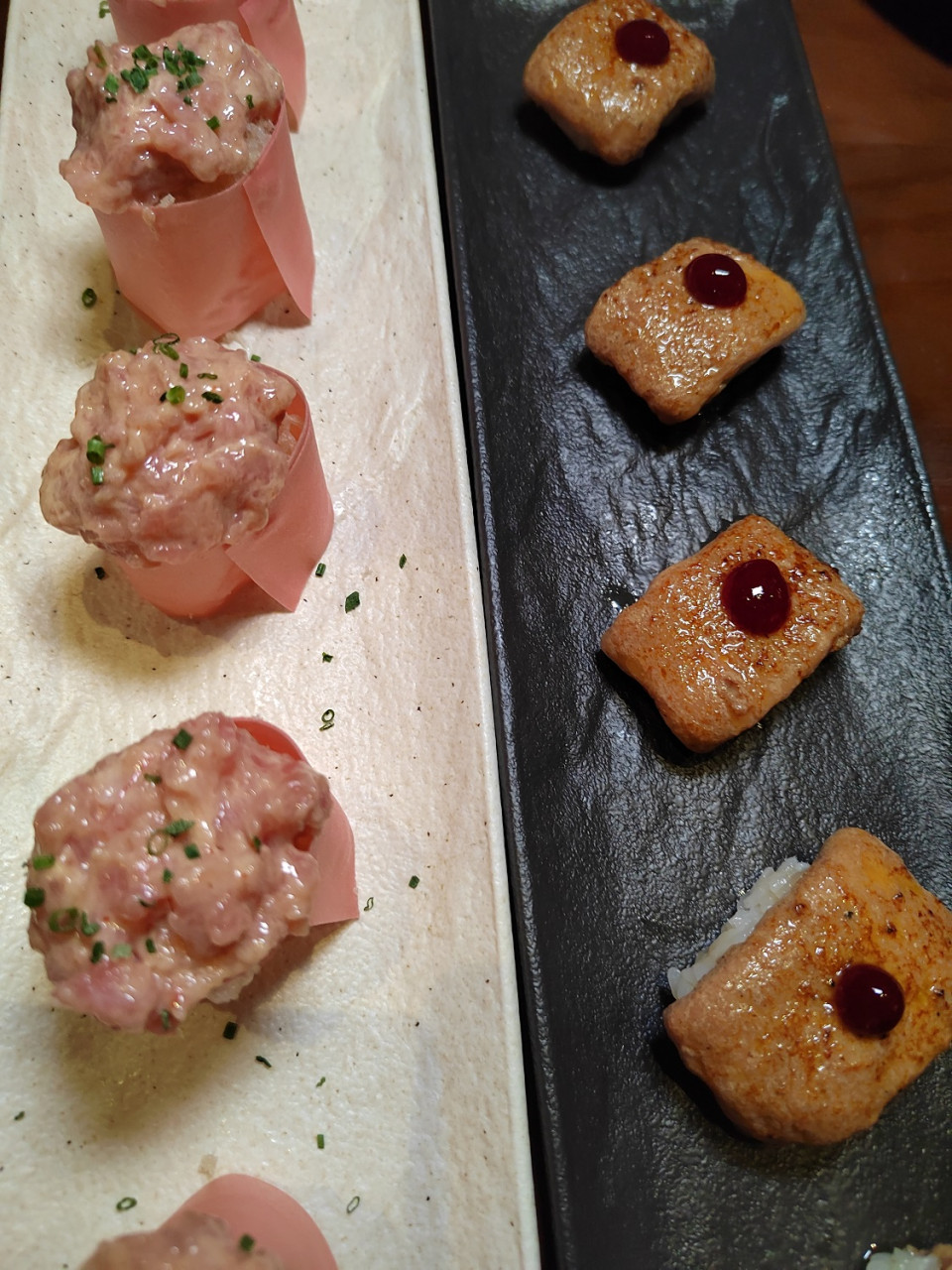 Gunkan de toro y  Nigiri de foie con frutos rojos.