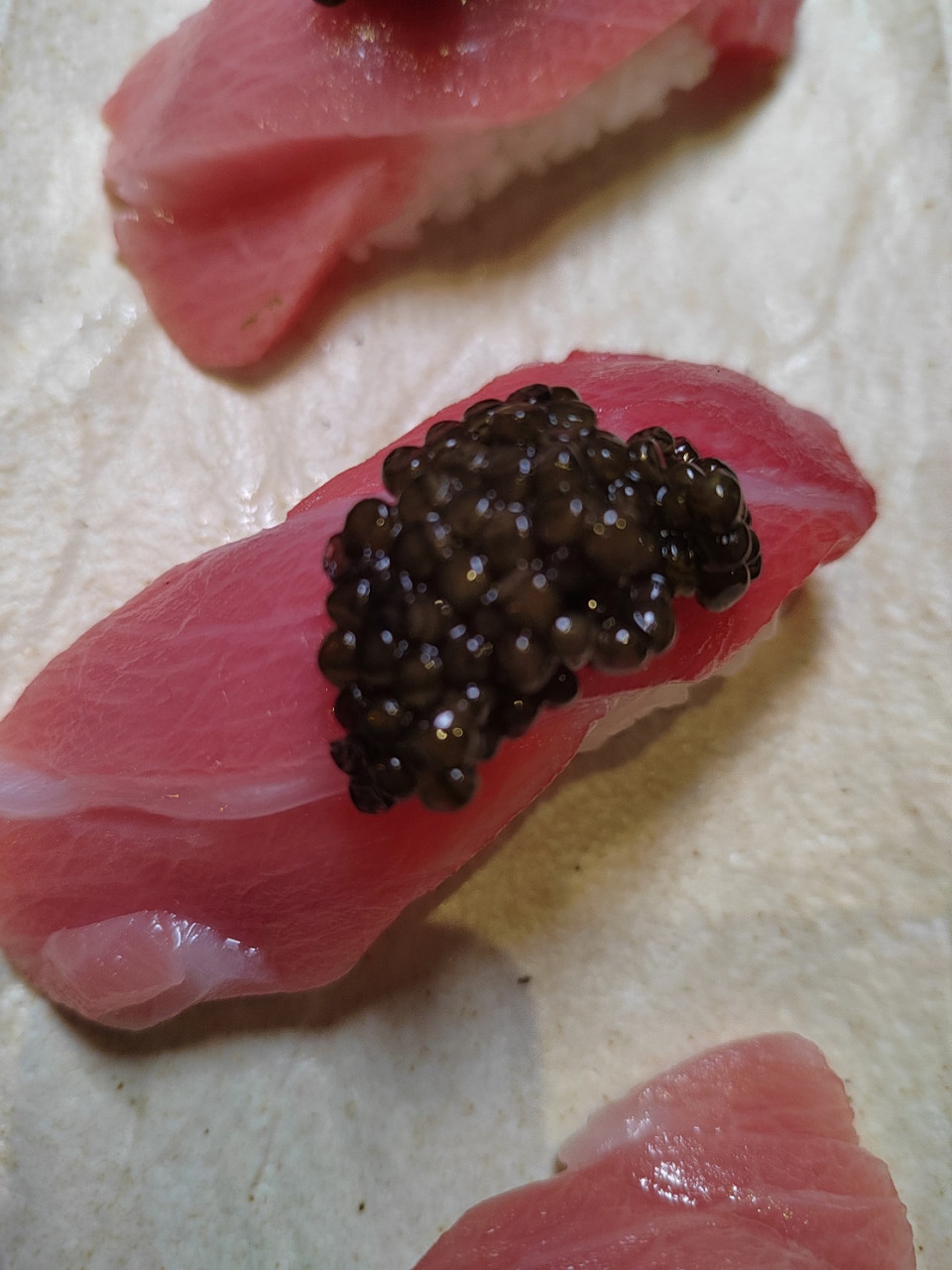 Nigiris de toro con caviar.