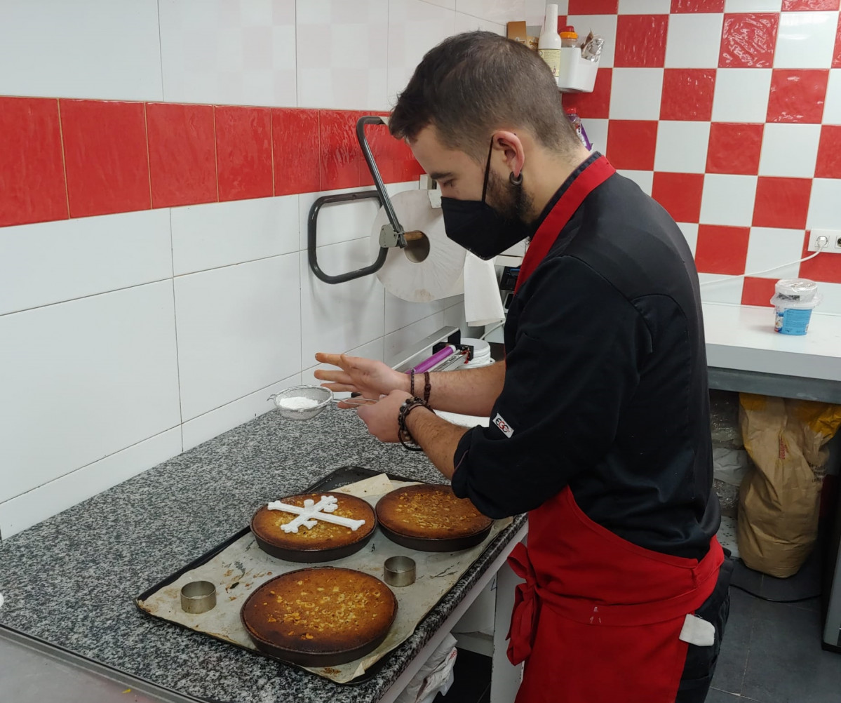 Jhonatan en su obrador, preparando su tarta Asturias