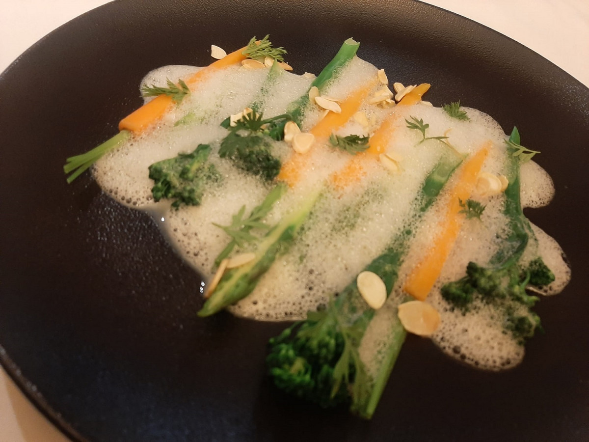 Plato de menestra de verduras al dente y pompas de almendras