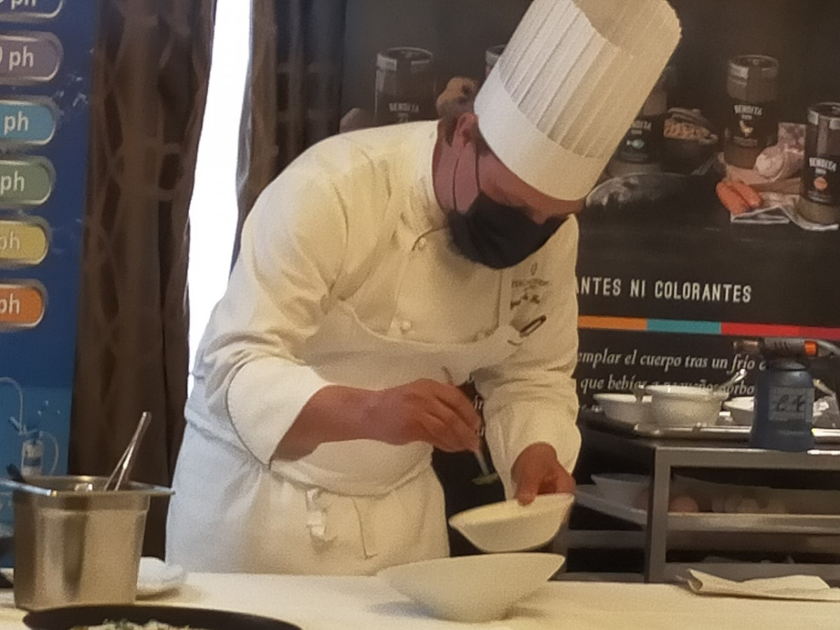 EL Chef Miguel de la Fuente en la elaboraciu00f3n de uno de los platos.