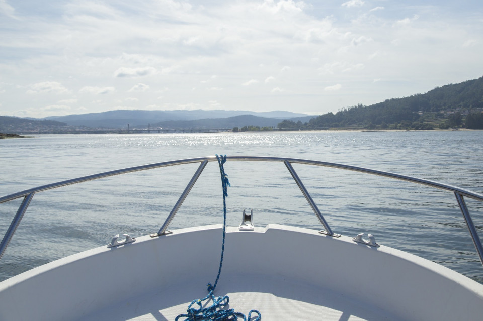 Noia en barco
