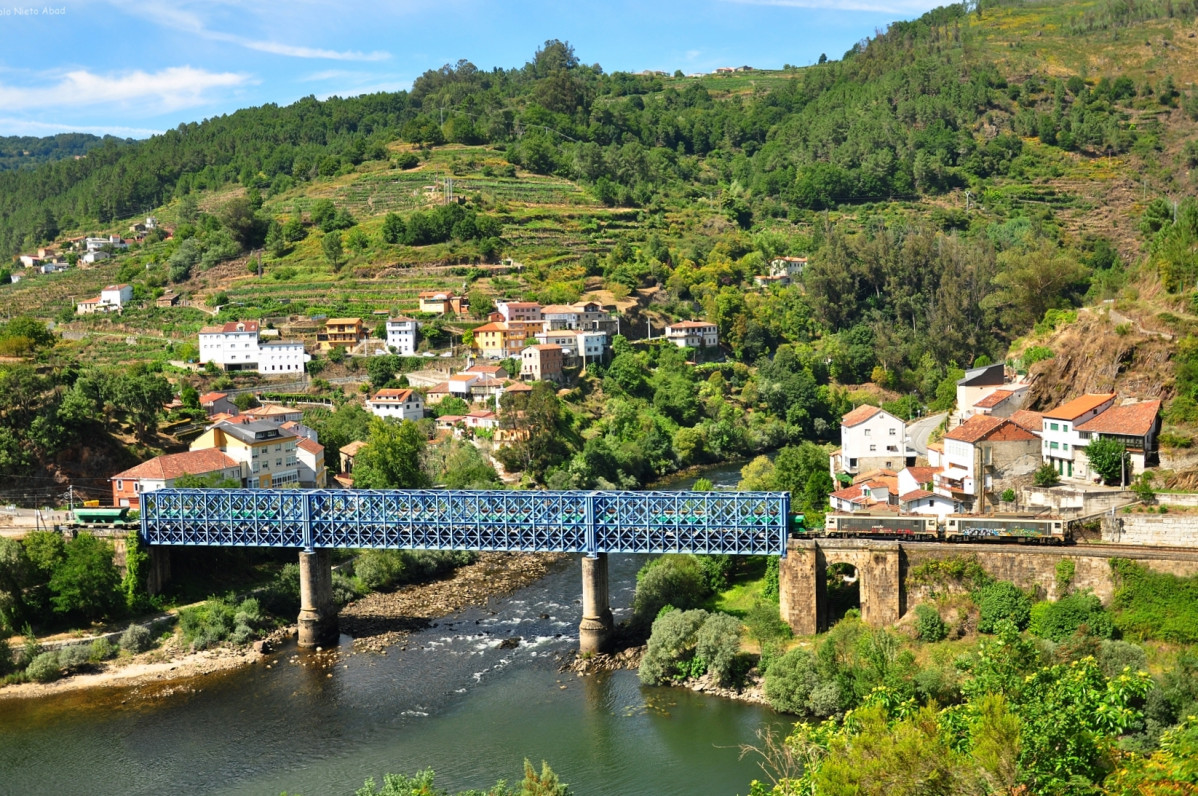 Os Peares Puente de hierro realizado por la escuela de Eiffel, a travu00e9s del cual salva el ru00edo Miu00f1o el ferrocarril Ourense Monforte de Lemos