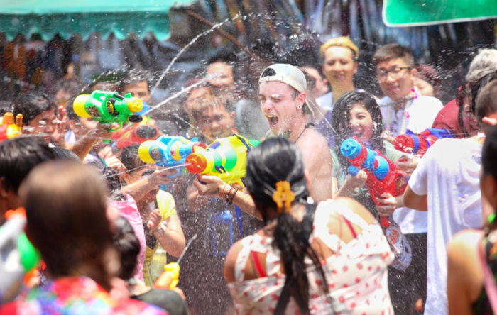 SongkranWaterFight2 FOTOPORTADA e1648819235405