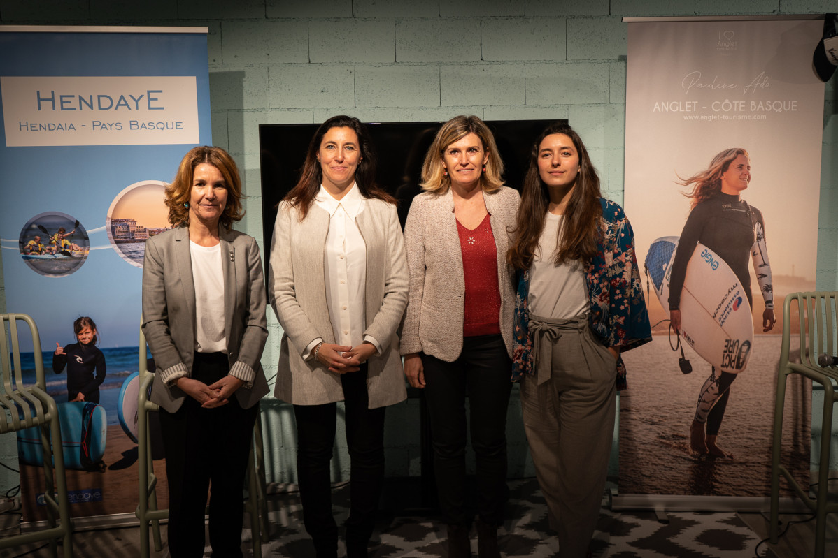 Las responsables de los turismos de Hendaya y Anglet en la presentaciu00f3n de Madrid.