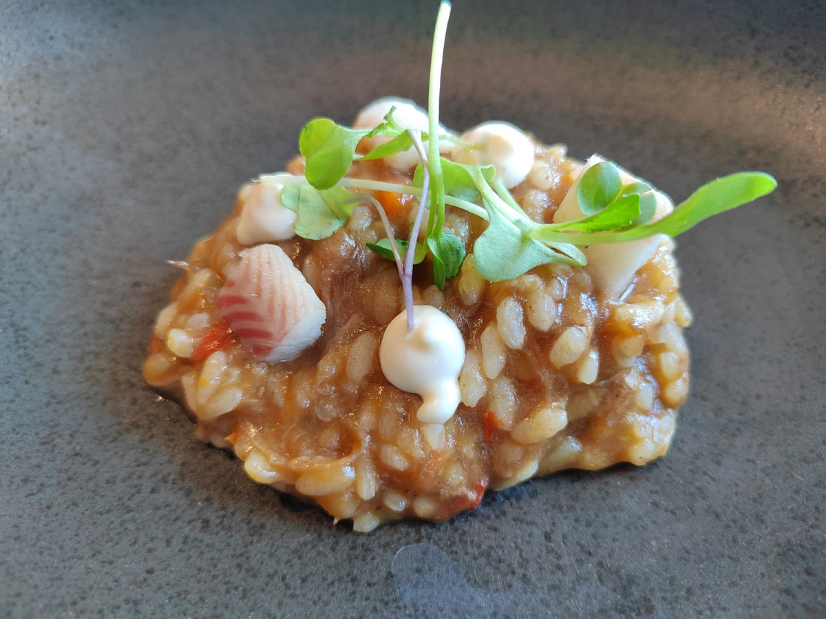 Arroz meloso de rabo con anguila ahumada y alioli de citronela