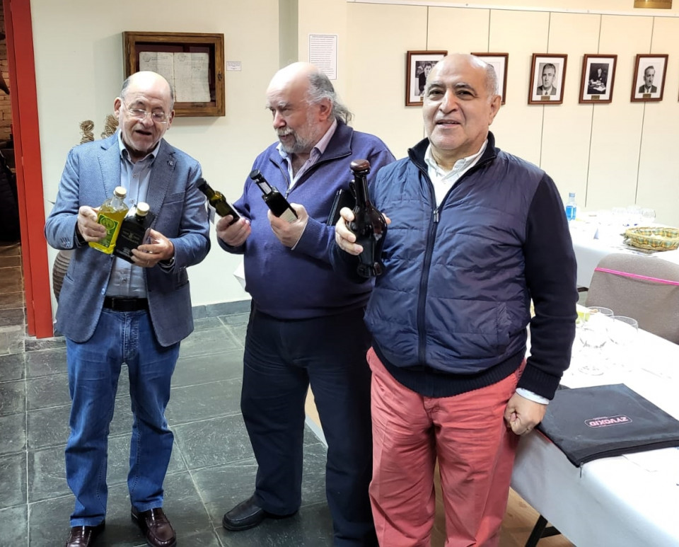 Guillermo Campos, José Espinosa y Antón Alonso, comentando despues de la cata, la importancia del continente en este tipo de productos gourmet