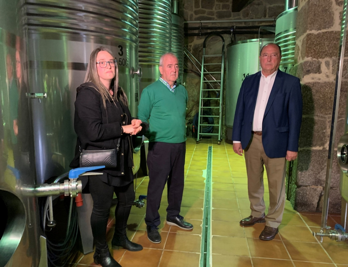 Los enólogos María Vidal y Emilio Vidal con Carlos Moro, en la bodega Sanclodio