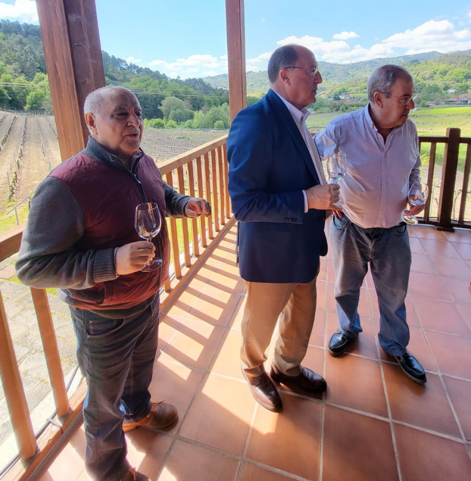 Anton Alonso, editor de Vinos y Caminos, Carlos Moro presidente de Bodegas Familiares Matarromera, y Enrique Calduch, de la Asociacion Mass Vino