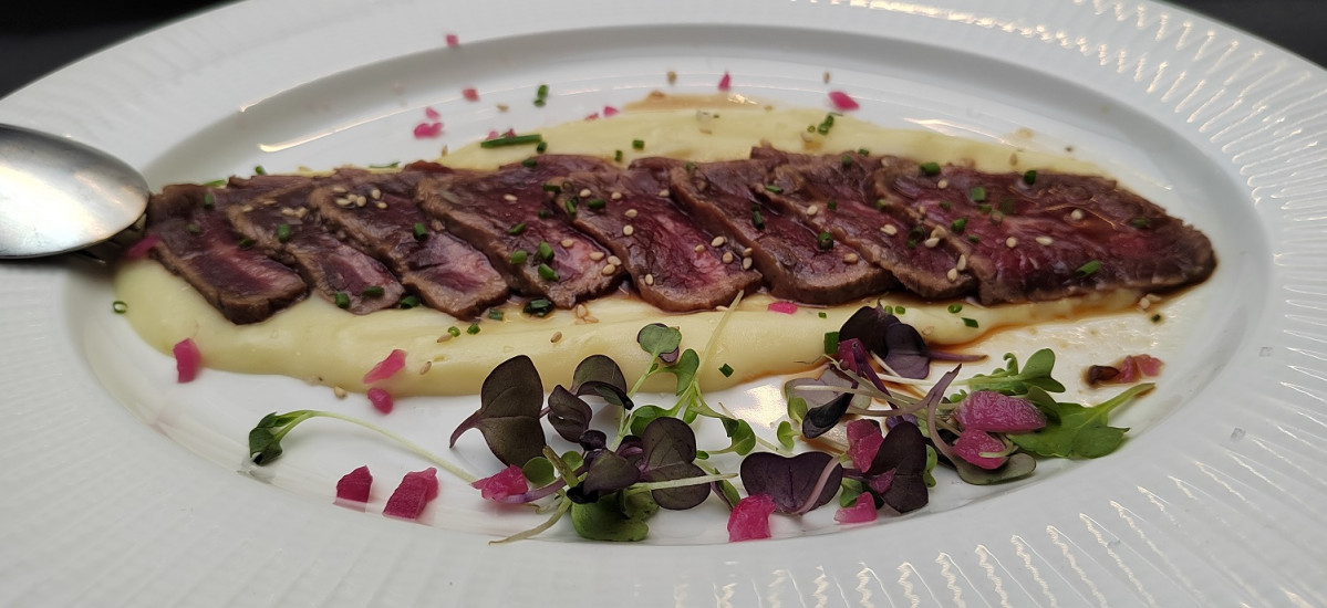 Tataki  de solomillo de vaca sobre parmentier Dcool