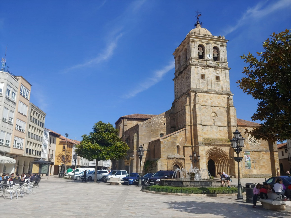 Plaza Mayor e Iglesia de San Miguel, en Aguilar de Campoo