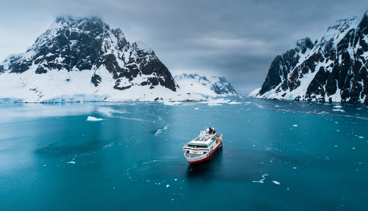 Lemaire Channel Antarctica HGR 153554  Photo Yuri Matisse Choufour