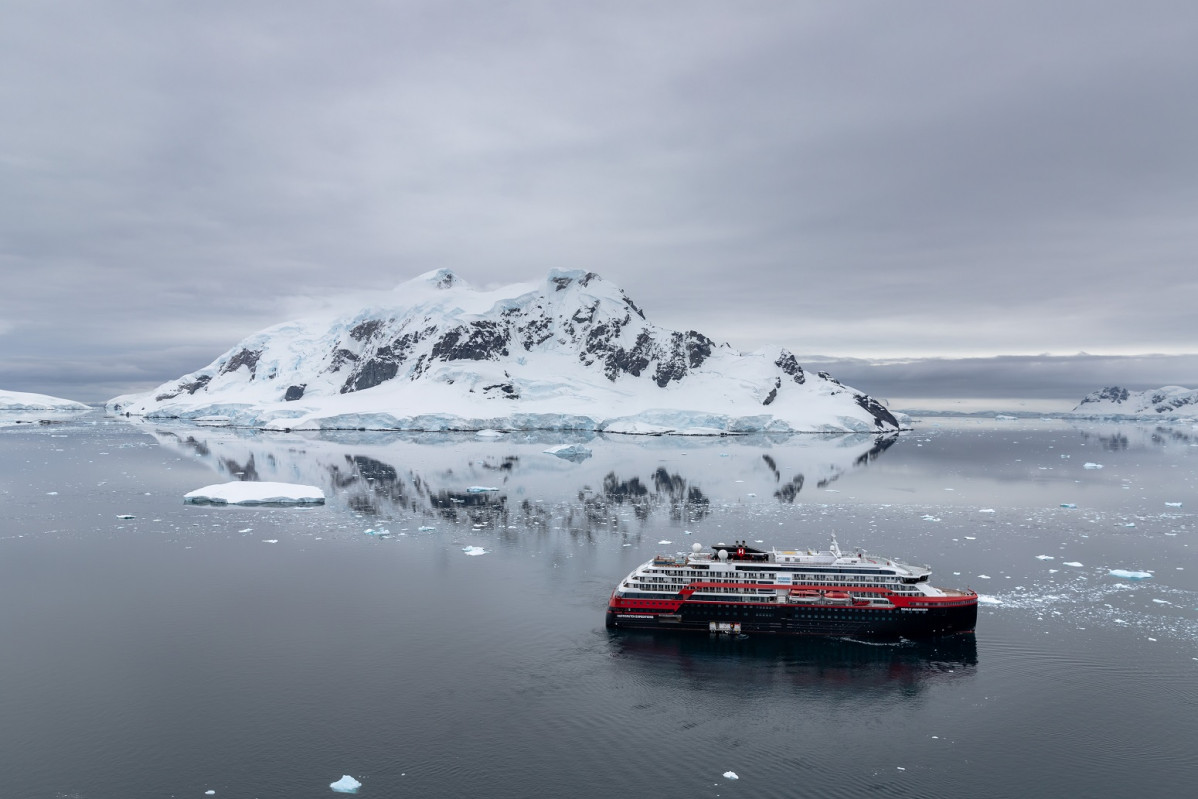 Deception Island Antarctica HGR 153723  Photo Oscar Farrera