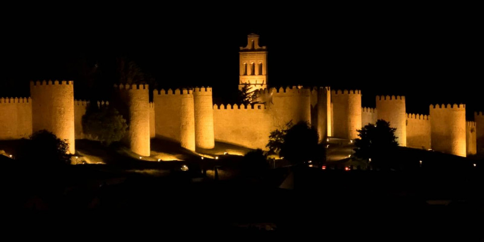 Foto muralla de avila de noche