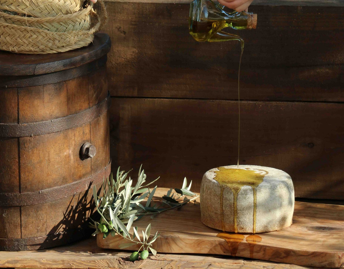 Corteza natural con baños de aceite de oliva Queso Los Cameros Copy Queso Los Cameros
