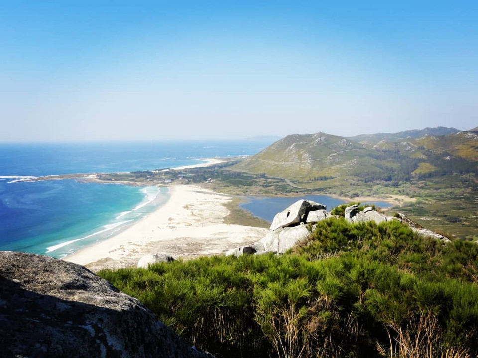 Playa de Area Maior y laguna de Xalfas. al fondo el Monte Louro98