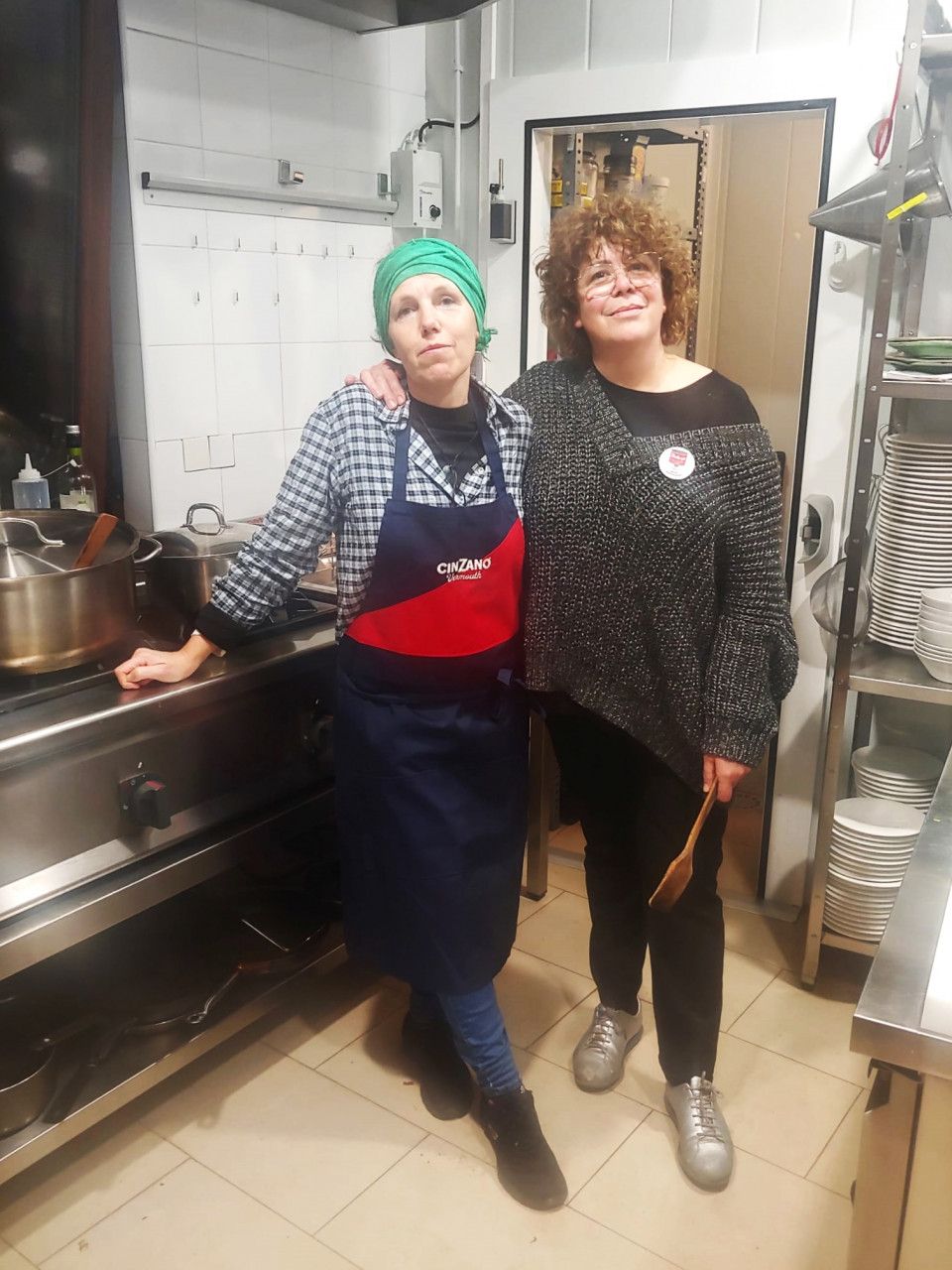 Ana Emilia(a la dcha.) y Terina en la cocina de Dominganes