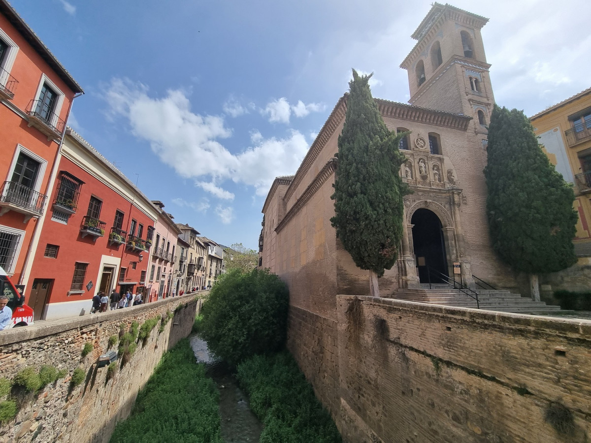 Granada, Iglesia de San Gil y Santa Ana y Paseo del Darro