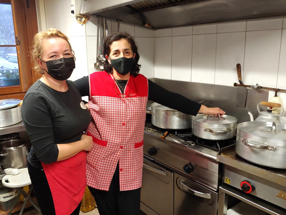 Maria Jesús y su ayudanta