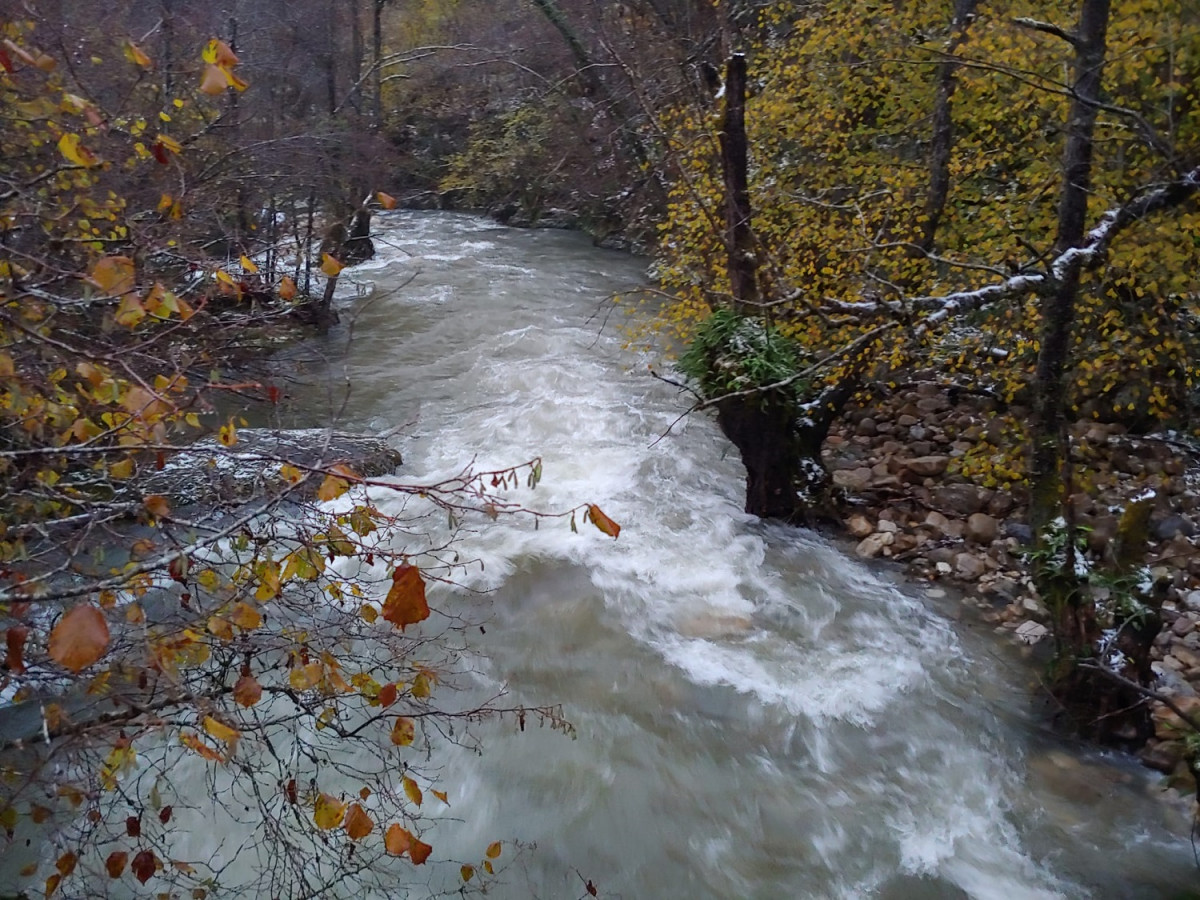 Rio Caleao, cauce pru00f3ximo al restaurante y destino de muchos pescadores de truchas autu00f3ctonas