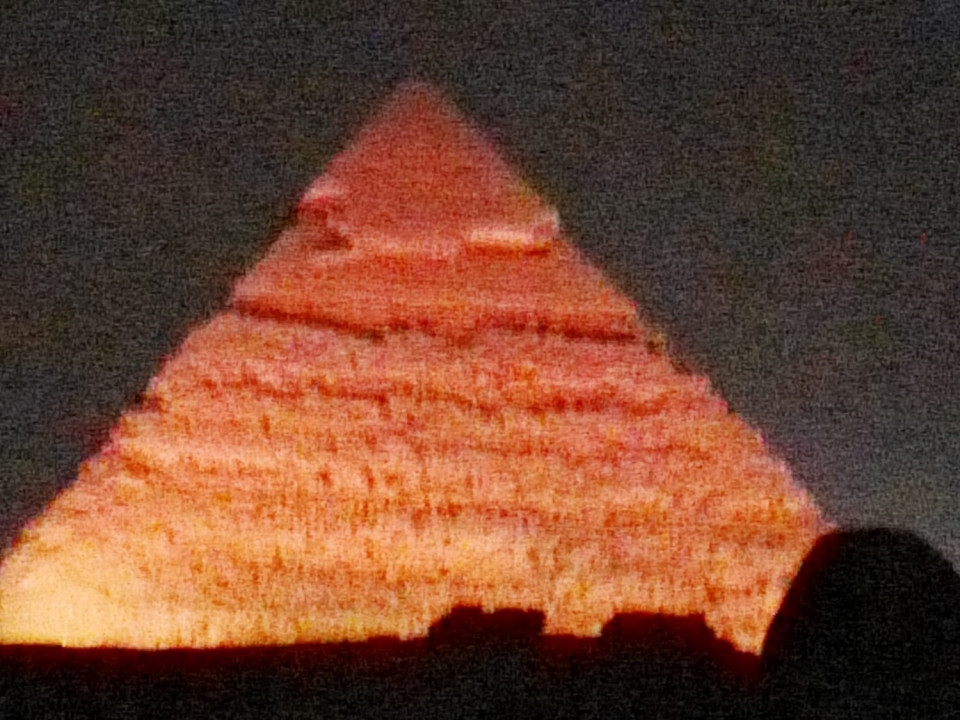 Detalle de una de las pirámides iluminadas en el espectáculo de luz y sonido