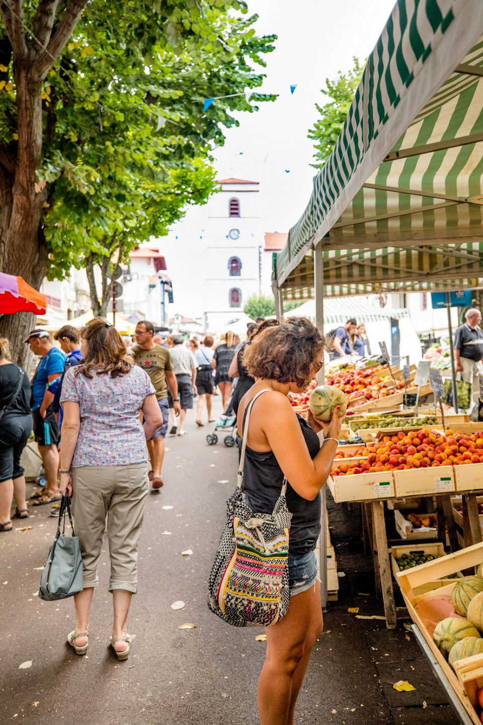 Mercado callejero en el pueblo de Hendaya con la iglesia de San Vincent al fondo