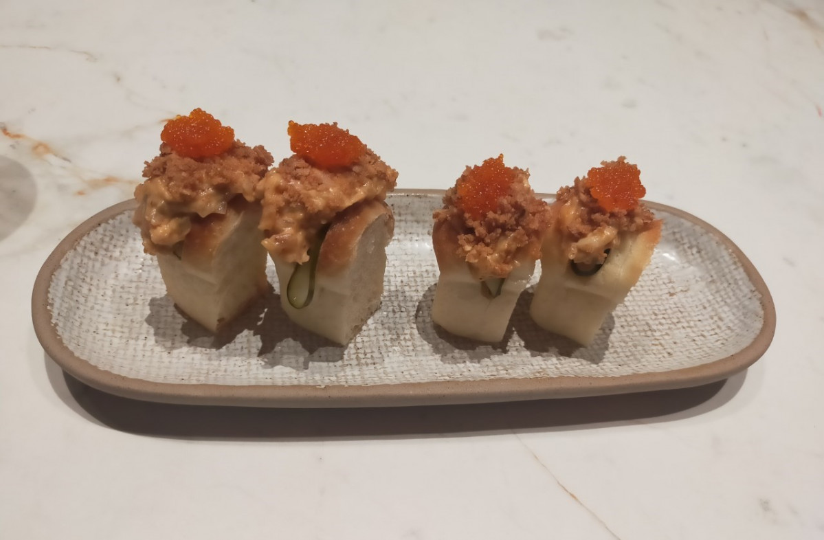 Tapa que su00f3lo se sirve en la terraza. Lobster roll relleno de bogavante