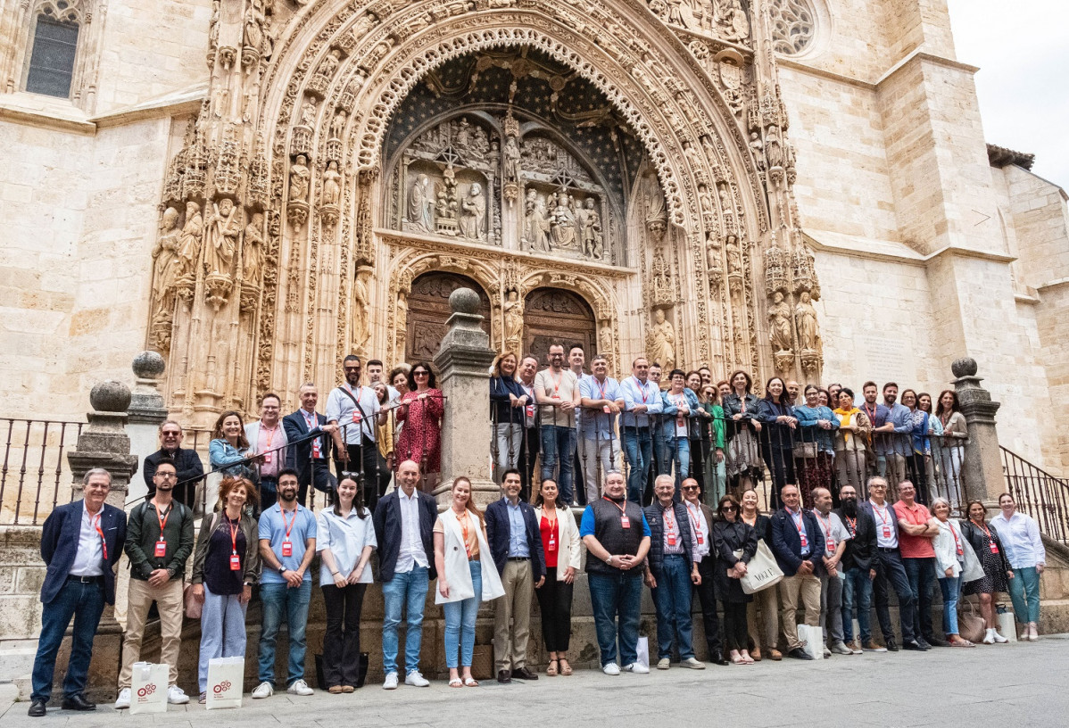 Miembros de ACEVIN y Rutas del Vino de Espanu0303a en Aranda de Duero durante la XXIX Asamblea General de ACEVIN