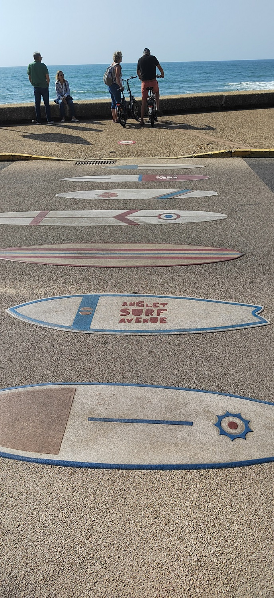 Paso de peatón con tablas de surf en Anglet