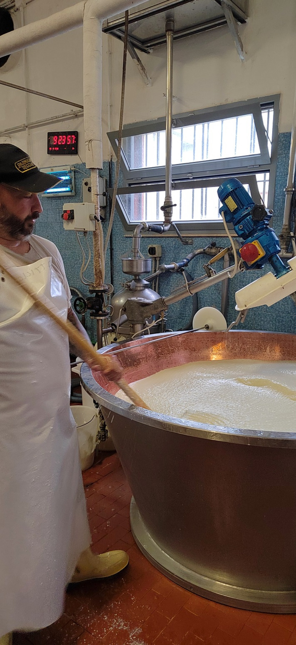 Caseificio Ugolotti elaboración del Parmigiano Reggiano