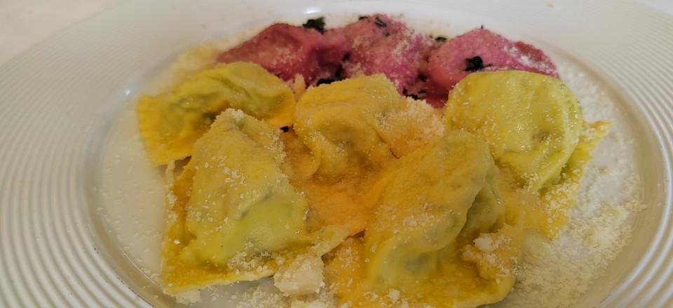 Tortelli rellenos de acelgas ( blancos) y de cerezas de Ai due platani