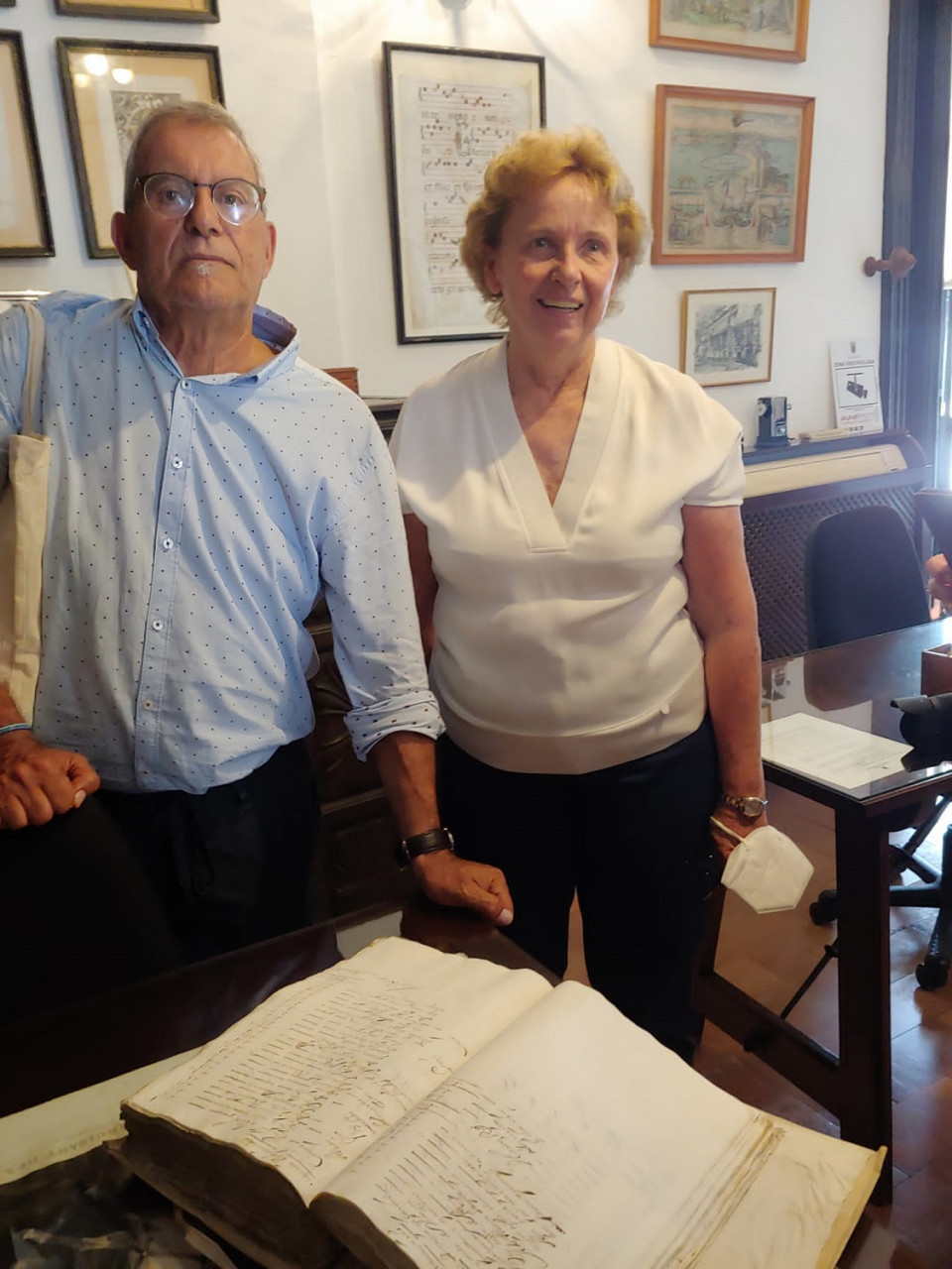 Carlos Cuesta, autor del reportaje, con la duquesa viudad de Medina Sidonia en su Palacio