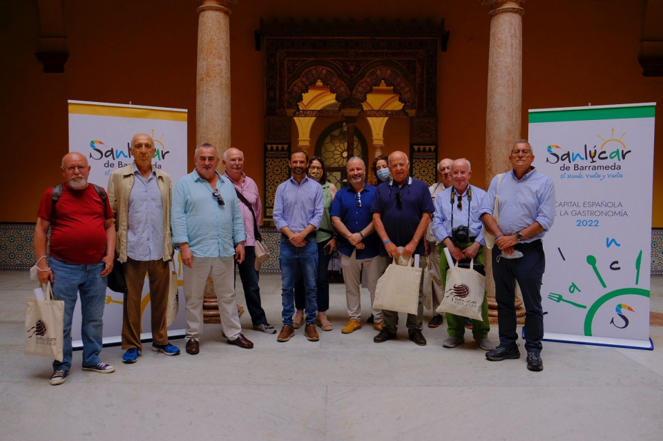 Grupo de periodistas de turismo, con el alcalde de Sanlucar, en la sede municipal