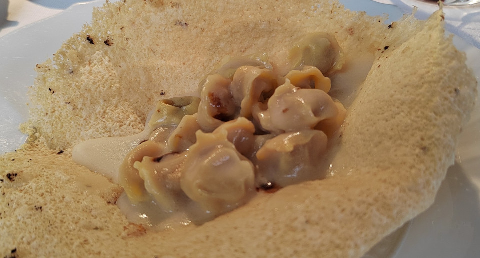 Tortellini de Antica Mokka sobre costra de Parmigiano Reggiano en Modena