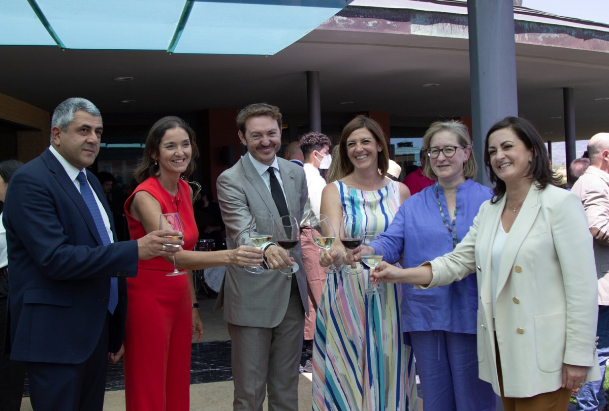 De izda a dcha, Zurab Pololikashvili,  Reyes Maroto, Santi Vivanco, Maru00eda Marrodu00e1n, Silvia Gordo y Concha Andreu