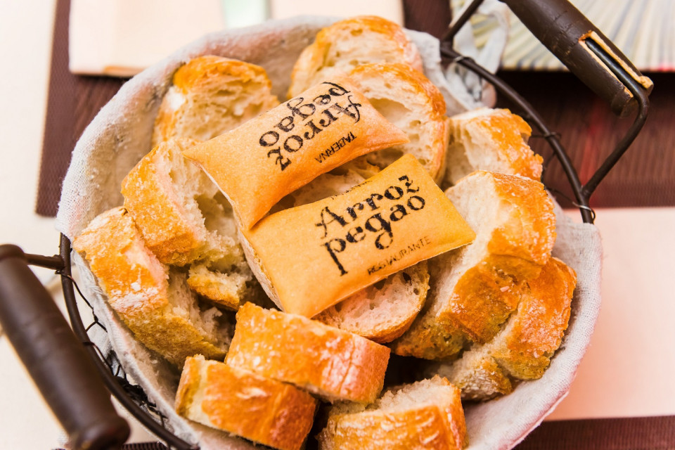 Pan con logo de arroz pegao