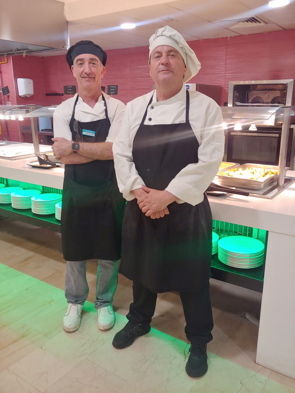 Javier Madrid a la dcha. y Cristian cocineros del Resort Doblemart