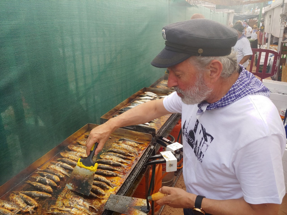 En pleno asado de las sardinas,