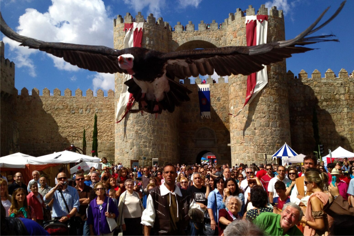 2. Volando por el Grande Ivonne Mercedes Muralla como telon de fondo.13