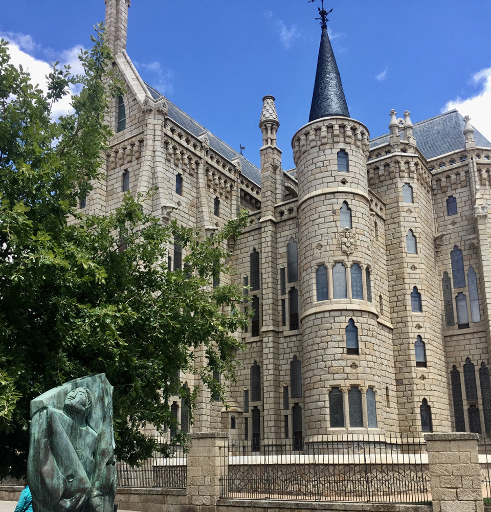 PALACIO EPISCOPAL DE GAUDI