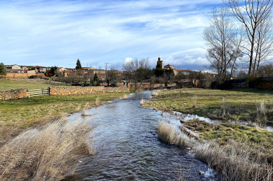 CASTRILLO DE LOS POLVAZARES (León) vista del río JERGA y al fondo la Iglesia de SANTA MARÍA MAGDALENA 2021