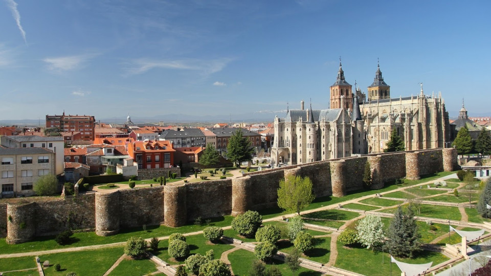Catedral ,, Muralla de Astorga y Palacio Episcopal