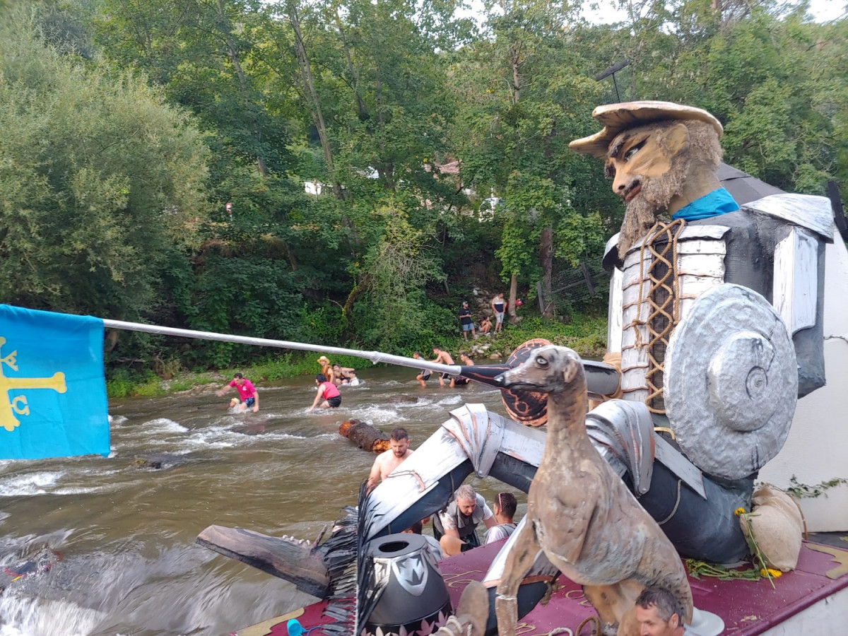 Participantes en el descenso fou00f1klorico del Nalon